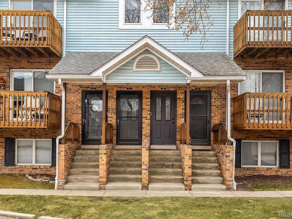 1st image of 301 Pinewood Cir