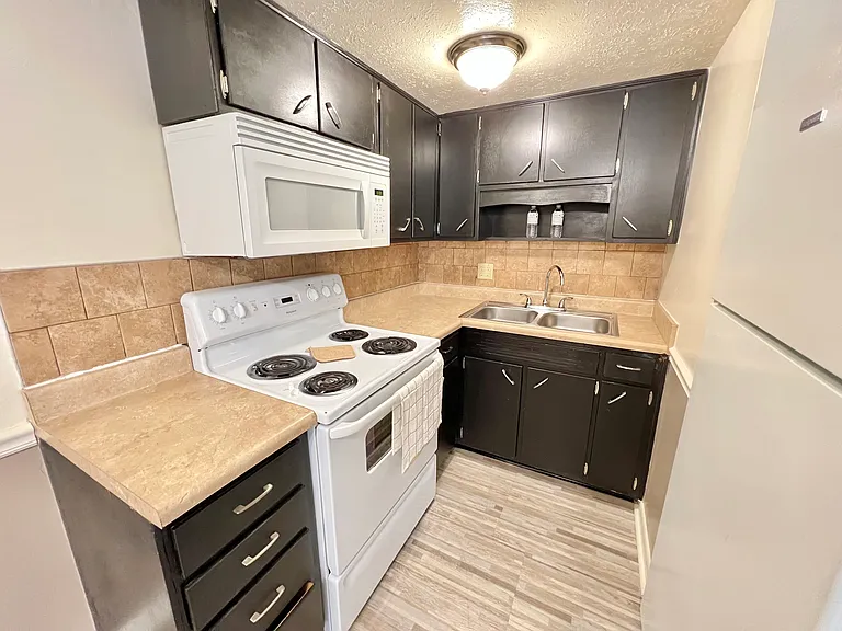 Mayfair Apartments — Photo 4