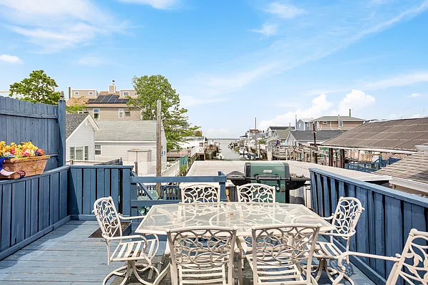 Rented by E Realty International Corp | media 35