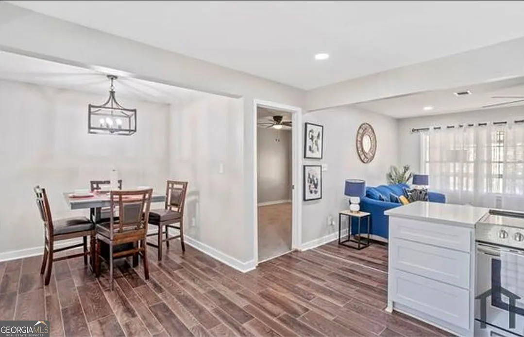 3 bed, 2.0 bath, 1352 sqft, $2,000 — Photo 4