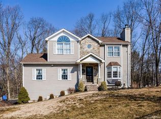 1 Dunbar Ln, Hamden, CT 06514