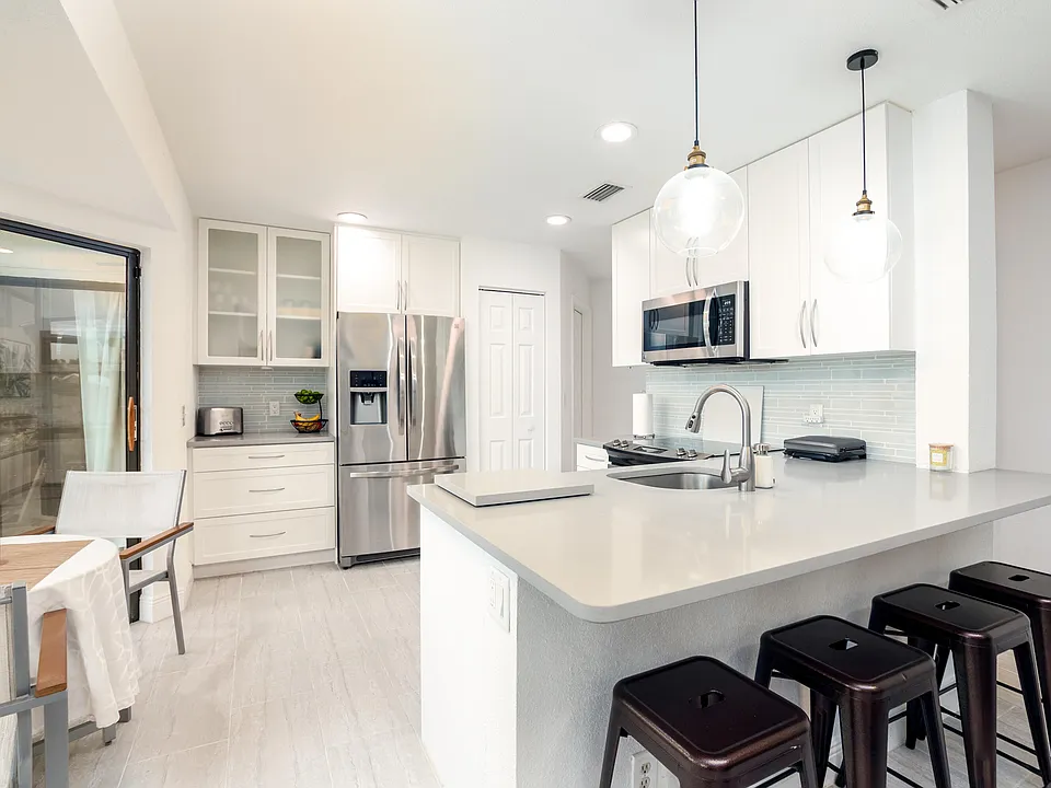 3 Lexington Ln E #A