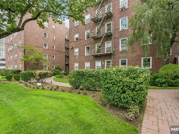 326 Bridge Plz N APT 1G, Fort Lee, NJ 07024