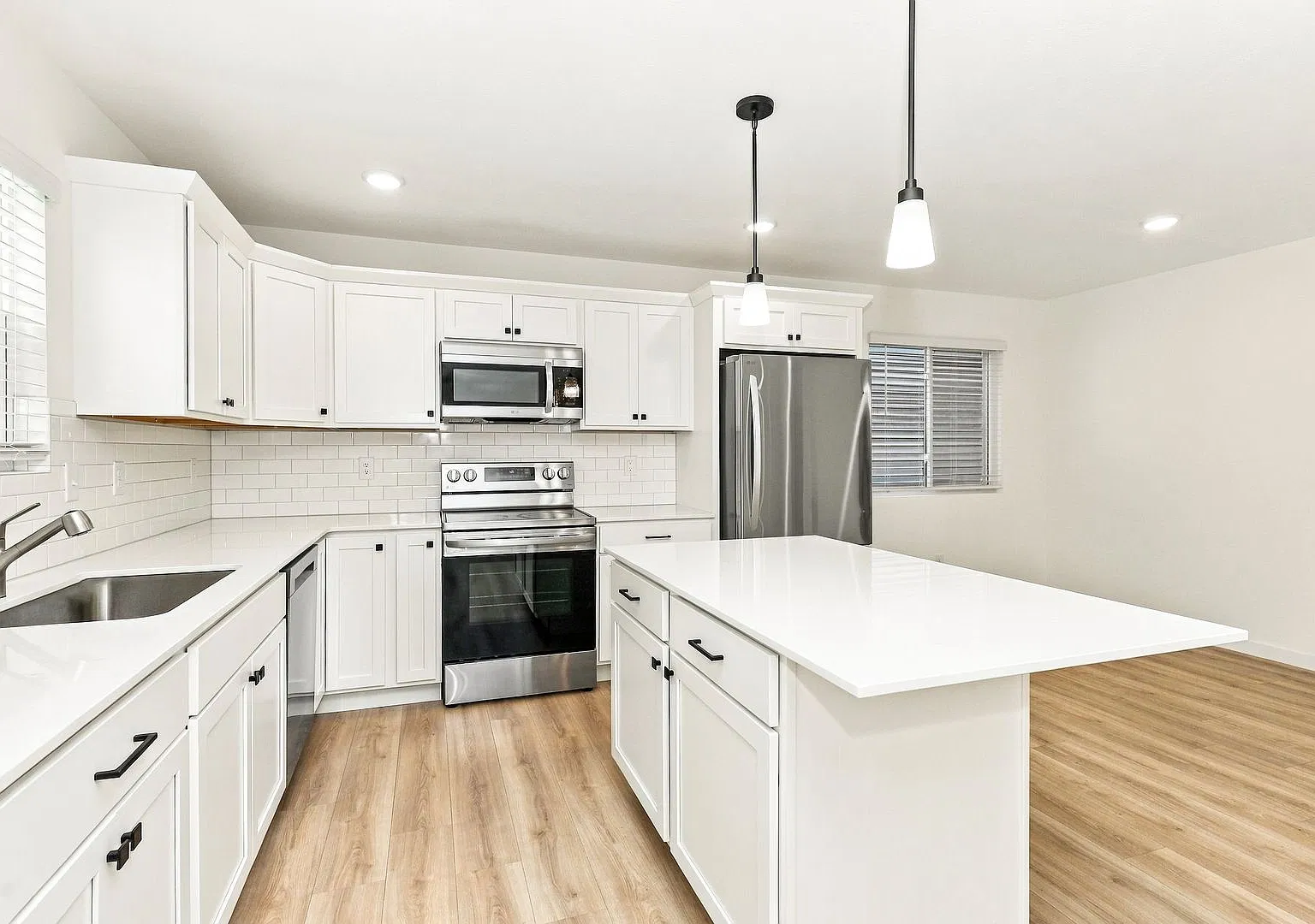 1 Month FREE Rent! Applied to Your First Full Month. Terms & Conditions Apply. — Photo 3