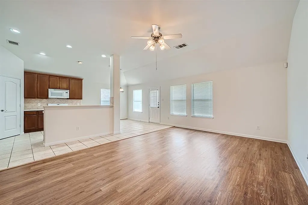 4 bed, 2.0 bath, 2111 sqft, $2,100 — Photo 4
