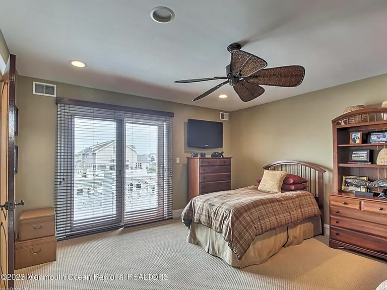 220 Pointe Dr — Photo 20