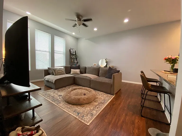 1057 W Grand Ave #4S — Photo 7