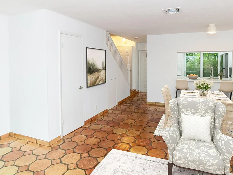 715 NE 1st St #C — Photo 3