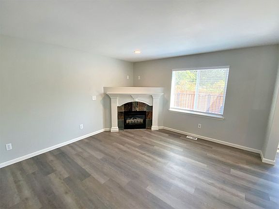 5th image of 2902 187th St E