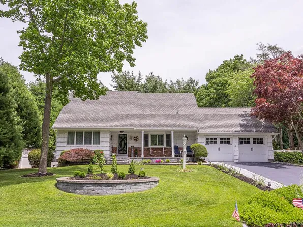 8 Robinhood Court, Nesconset, NY 11767
