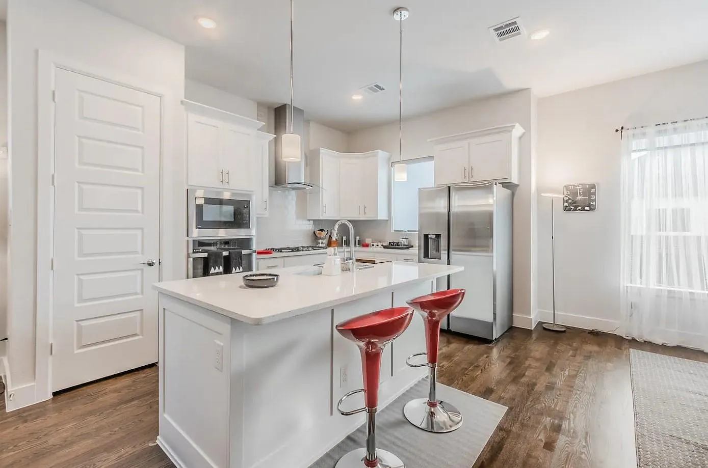 2 bed, 2.5 bath, 1591 sqft, $4,700 — Photo 2