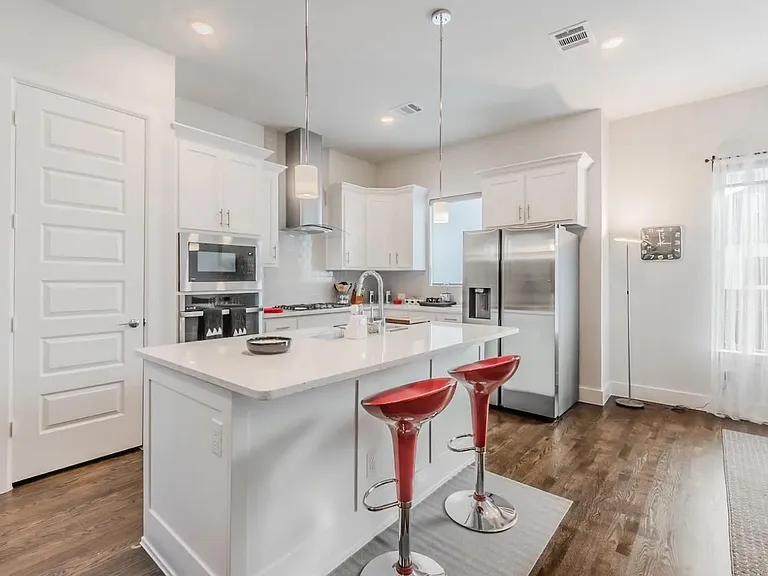 4909 Broadway Dr — Photo 2