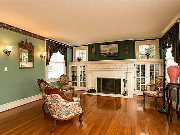 4th image of 740 Beach Dr NE