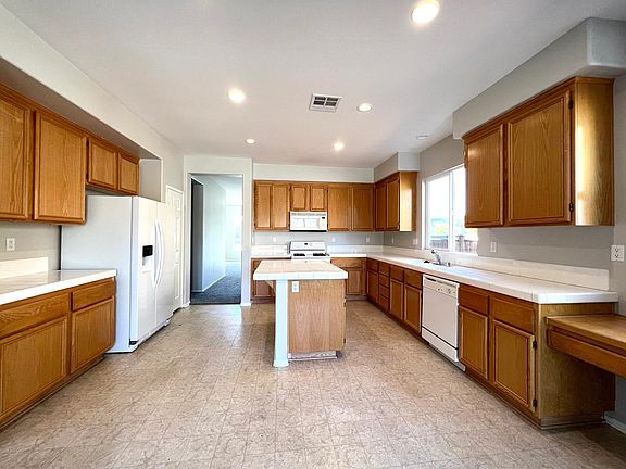 5th image of 863 Melville Ave