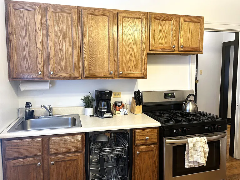 1913 W Larchmont Ave #2A — Photo 3
