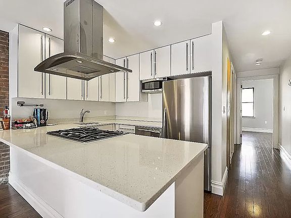 4th image of 1569 2nd Ave #301