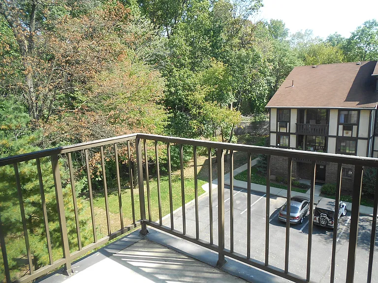 2 Elmwood Park Dr #512 — Photo 8