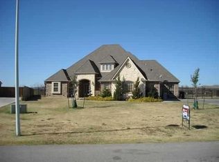 7 NW Lakewood Dr, Lawton, OK 73505