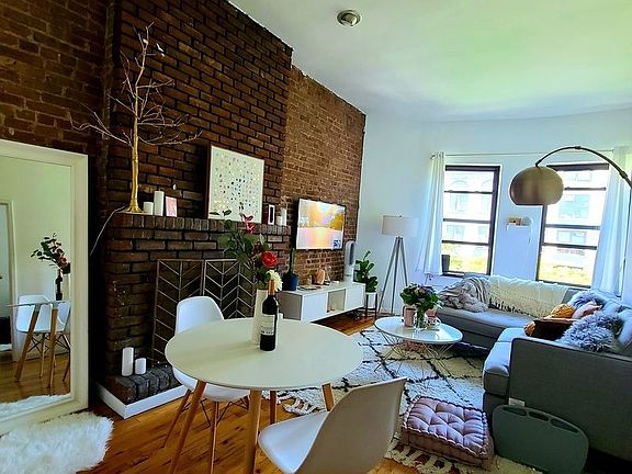 5th image of 132 W 72nd St APT 3A