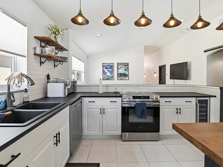 5690 Green Island Dr — Photo 8