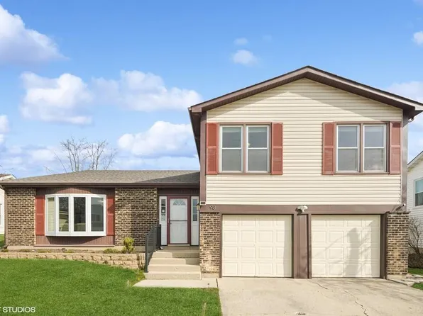 98 Hesterman Dr, Glendale Heights, IL 60139