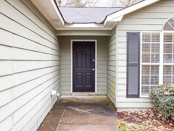 4th image of 556 Douglas Dr