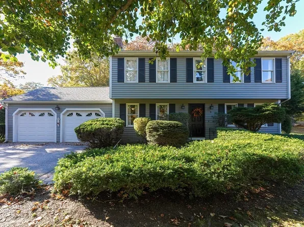 2 Gaskill Cir, Hopedale, MA 01747