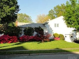 8 Thorpe Ln, Plainview, NY 11803