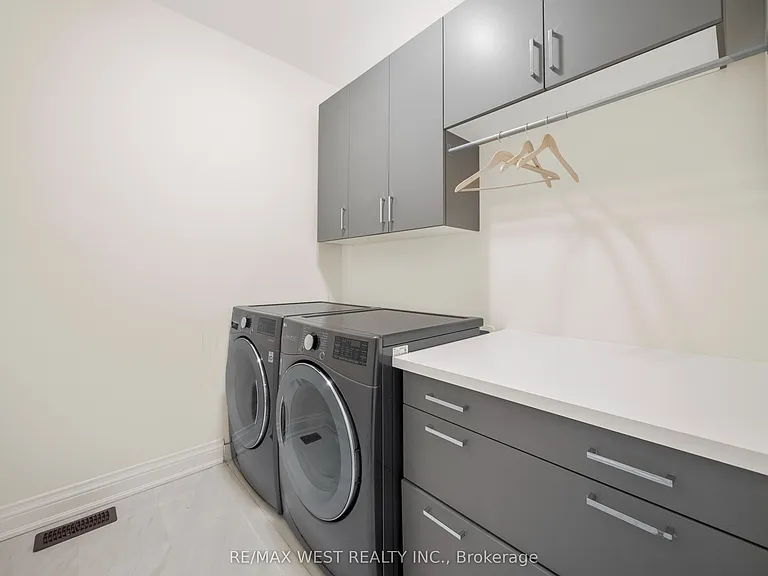30 Drizzel Cres — Photo 35