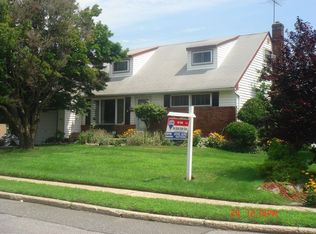 1201 Daffodil Ln, Wantagh, NY 11793