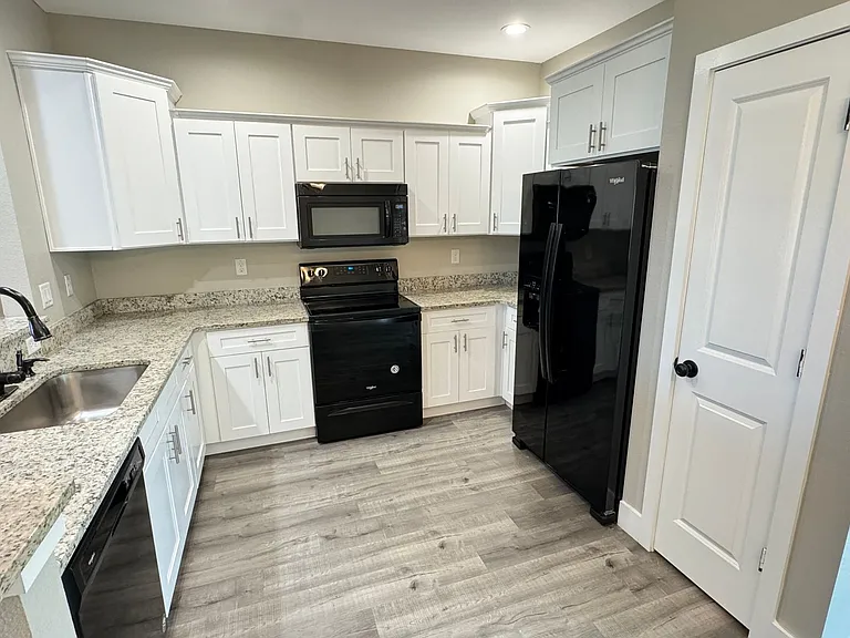 8833 Hampshire Dr — Photo 7