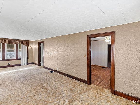 4th image of 3949 Lake St