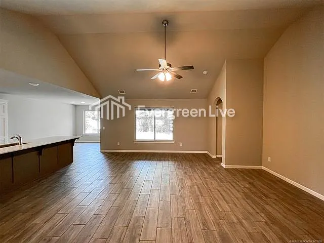 3 bed, 2.0 bath, 1709 sqft, $1,745 — Photo 3