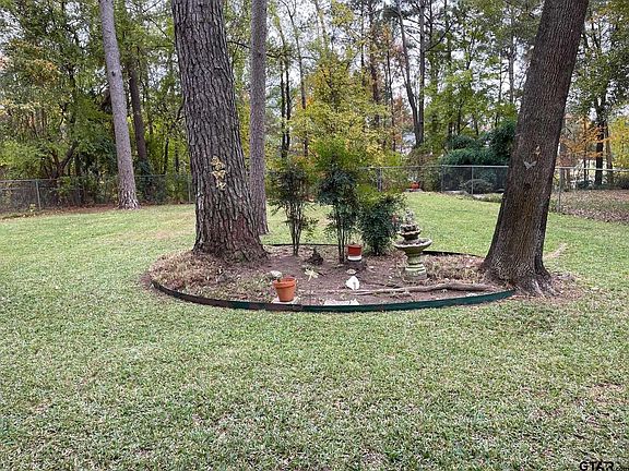 5th image of 1515 Tanglewood Dr E