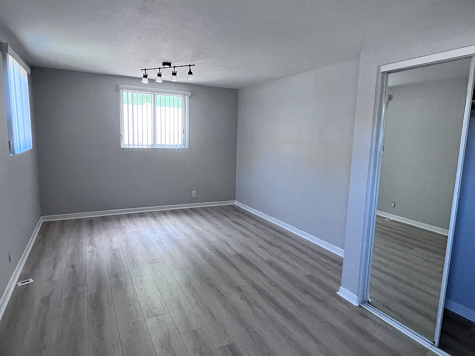 2220 W Victory Blvd #M2