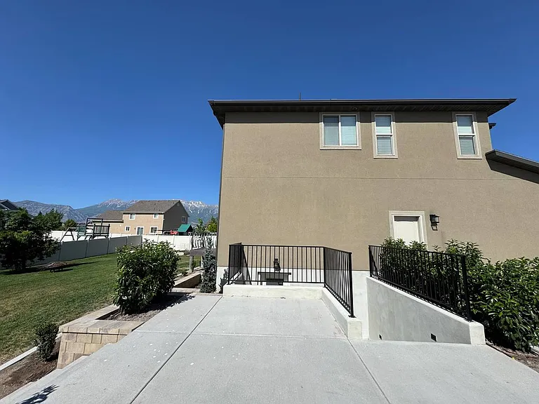 698 S Lake View Dr #B — Photo 37