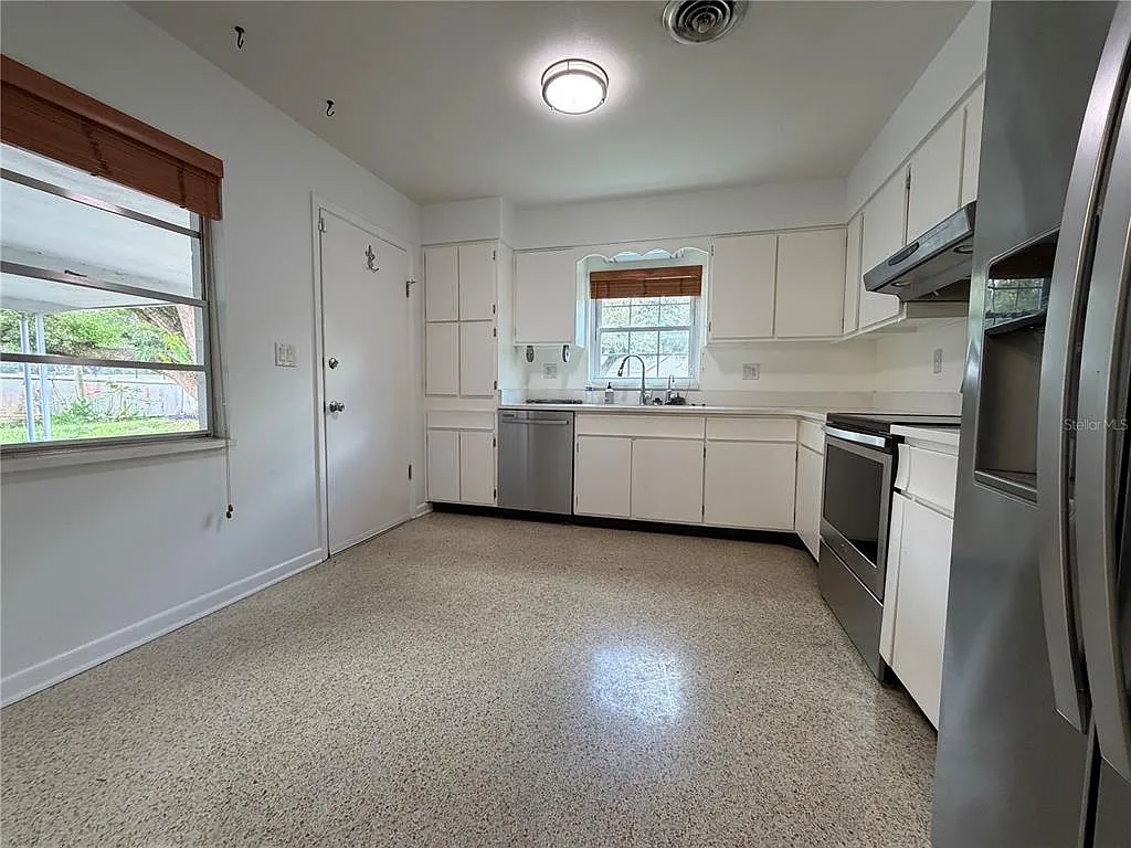 3 bed, 2.0 bath, 1352 sqft, $2,095 — Photo 3