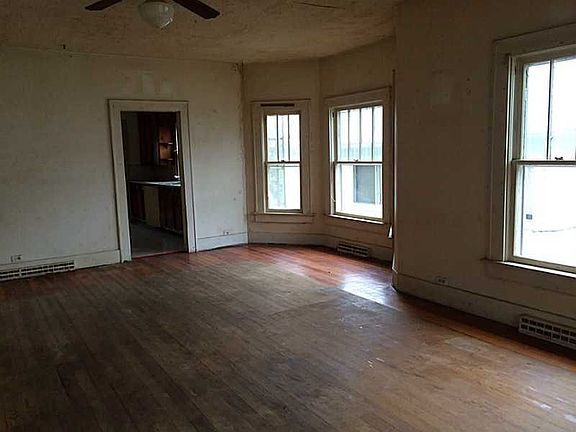 4th image of 917 Spruce Ave