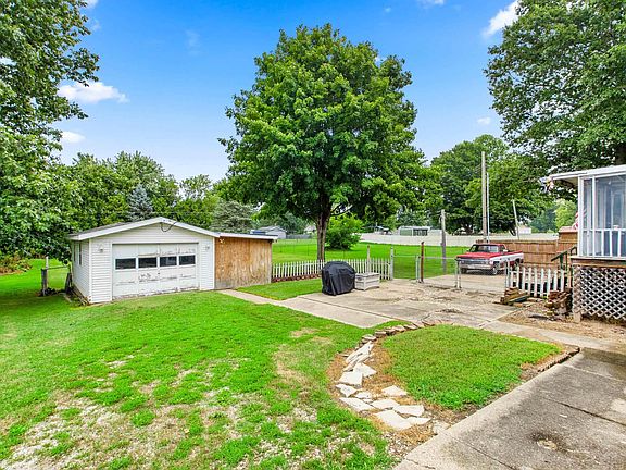 5th image of 145 N Park Dr