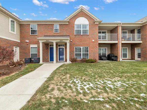 28251 S Pointe Ln, Chesterfield, MI 48051