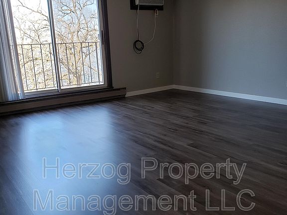 2nd image of 304 Kenwood Dr #307