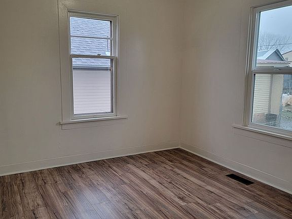 4th image of 816 W Poplar St
