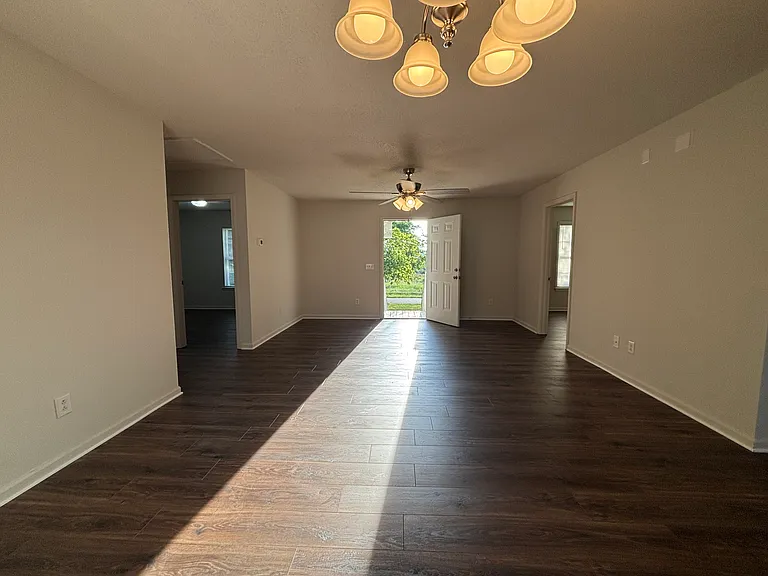 815 Woodlawn Ave — Photo 6