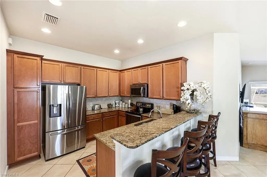 3 bed, 2.0 bath, 1554 sqft, $3,200 — Photo 4