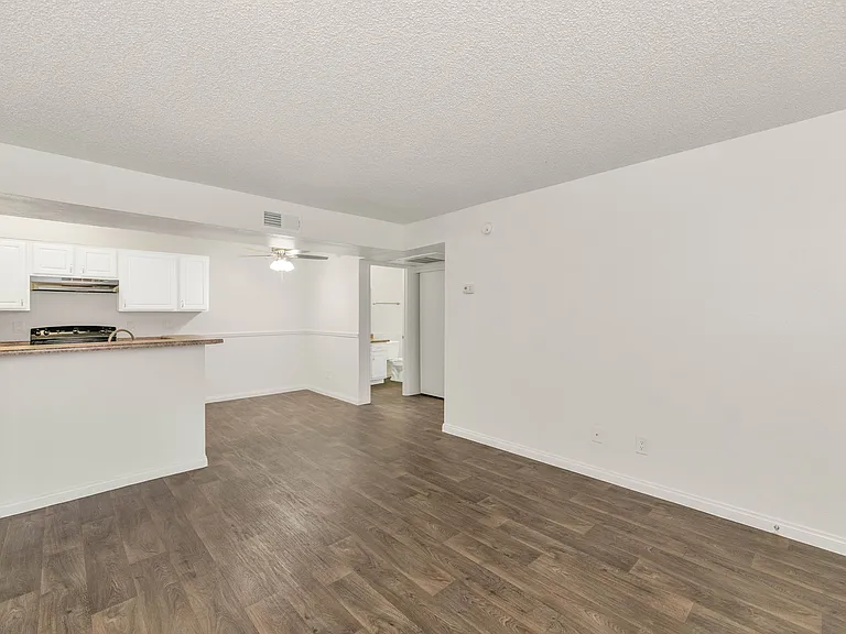Urban Walk Apartments — Photo 15