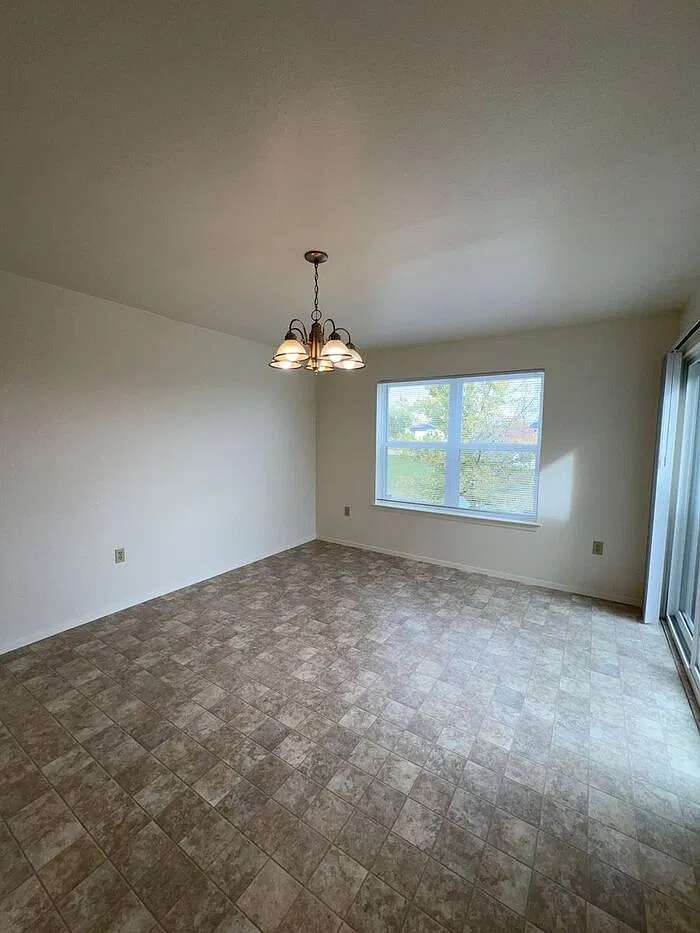 3 bed, 2.5 bath, 1328 sqft, $1,680 — Photo 3