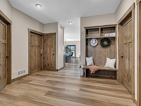 3rd image of 1317 Iris Ln