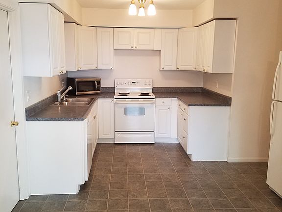 3rd image of 8 Meadowlawn Dr Unit 14