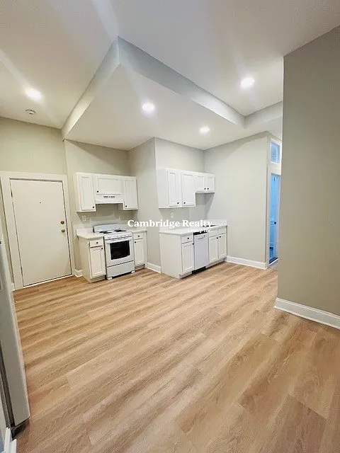 3 bed, 1.5 bath, $5,505 — Photo 2