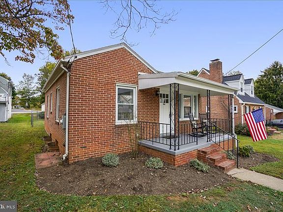 Spacious front porch to enjoy!